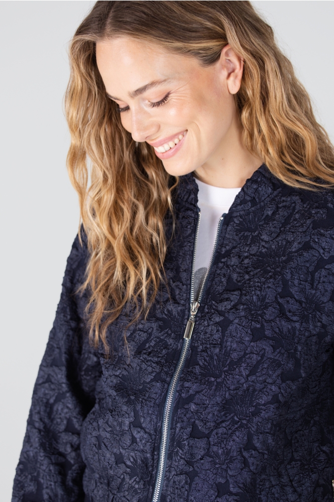 Juffrouw Jansen blauwe dames jas | Close up