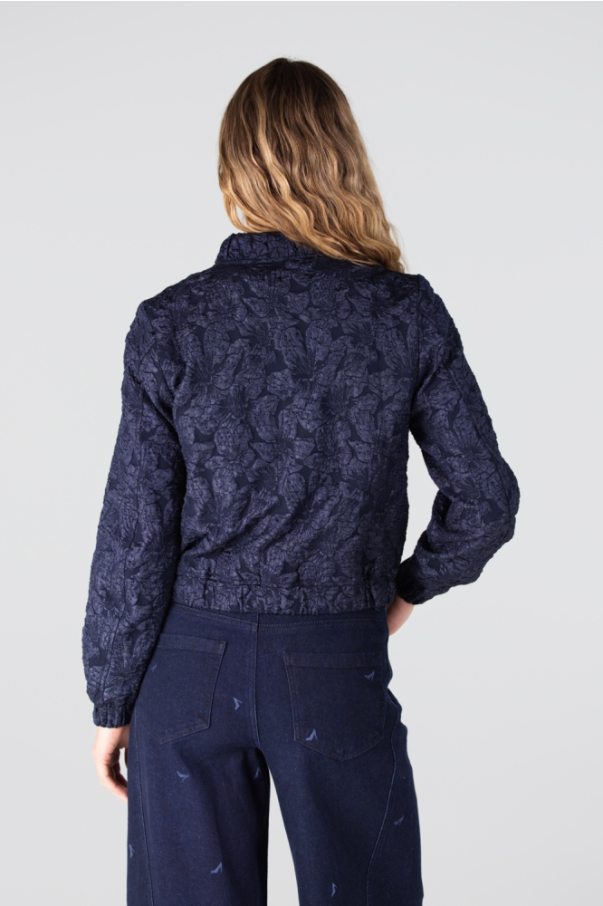 Juffrouw Jansen blauwe dames jas | Model achteraanzicht