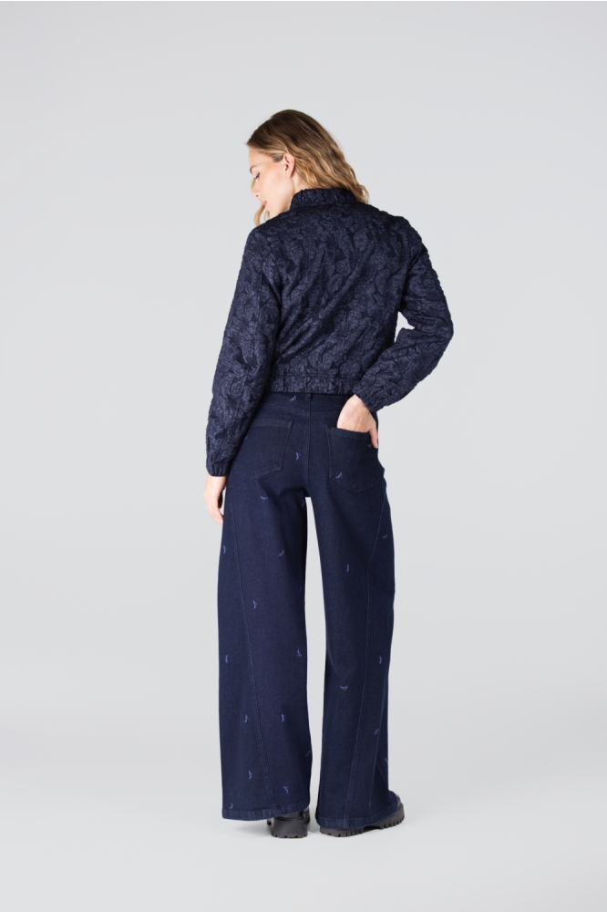 Juffrouw Jansen blauwe dames jas | Model achteraanzicht