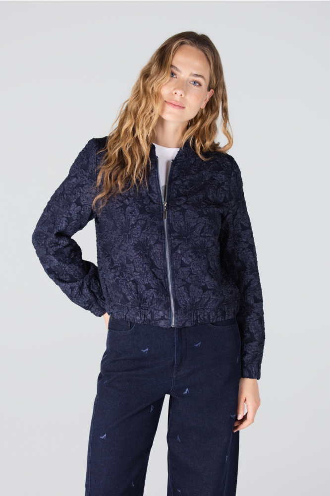 Juffrouw Jansen blauwe dames jas | Model vooraanzicht
