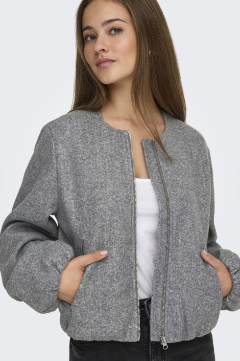 Jacqueline de Yong grijze dames jas | Model vooraanzicht