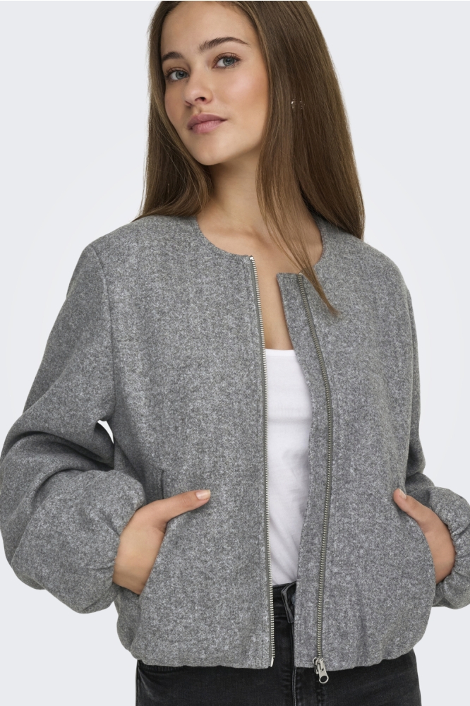 Jacqueline de Yong grijze dames jas | Model vooraanzicht