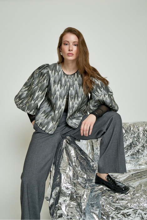 Minus grijze dames jas | Model vooraanzicht