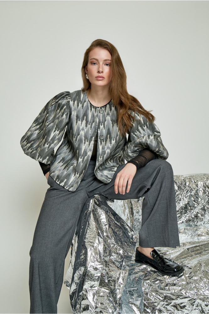 Minus grijze dames jas | Model vooraanzicht