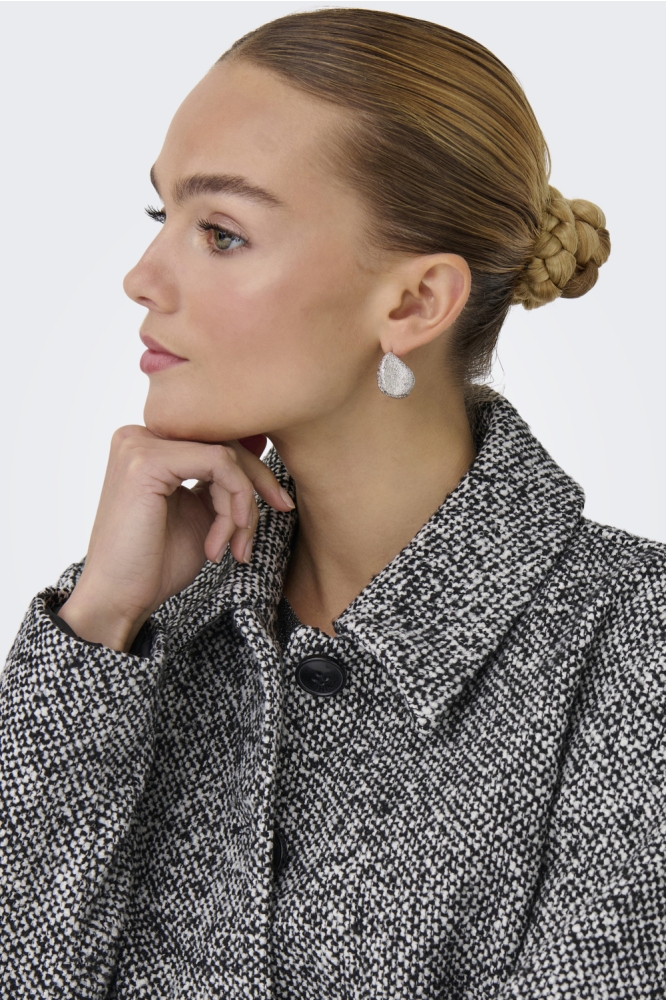 Jacqueline de Yong zwarte dames jas | Close up