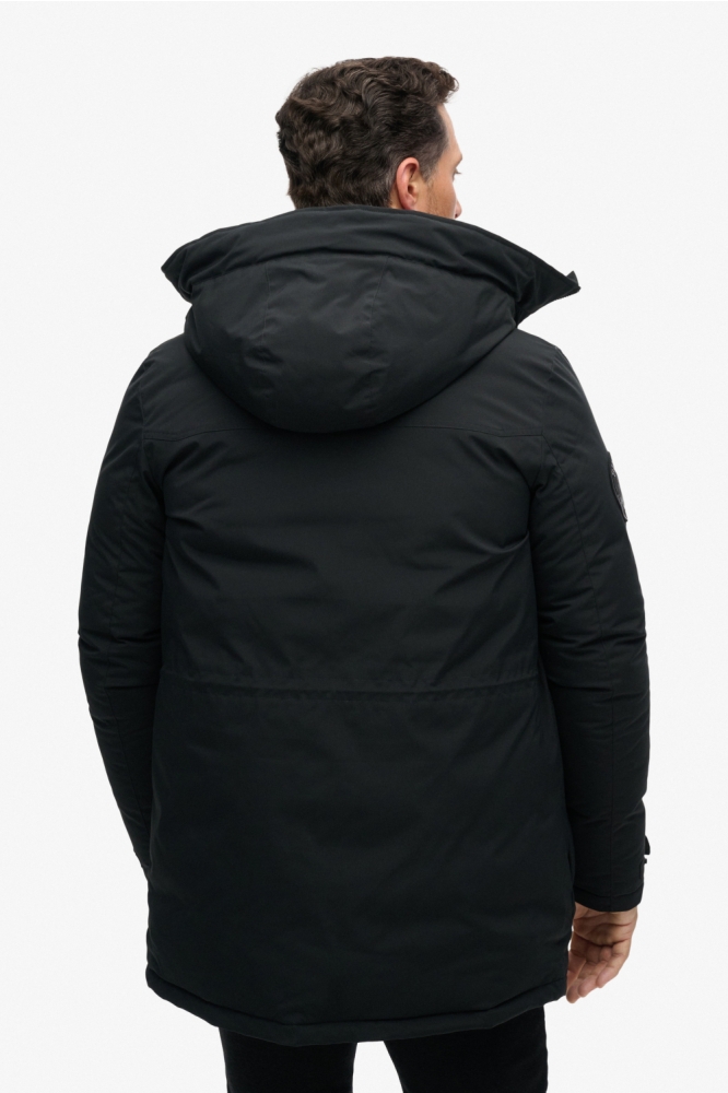 Superdry zwarte heren jas | Model achteraanzicht