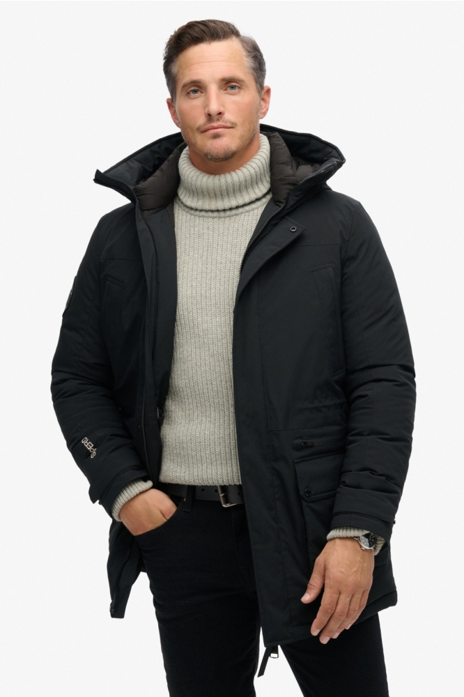 Superdry zwarte heren jas | Model vooraanzicht