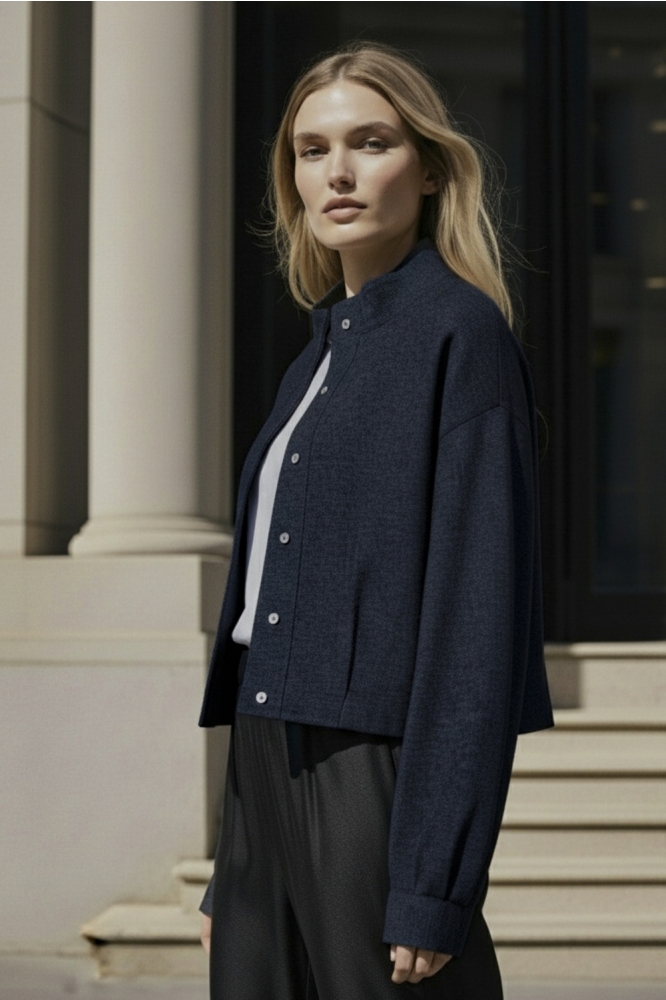 Hypedrop blauwe dames jas | Model zijaanzicht