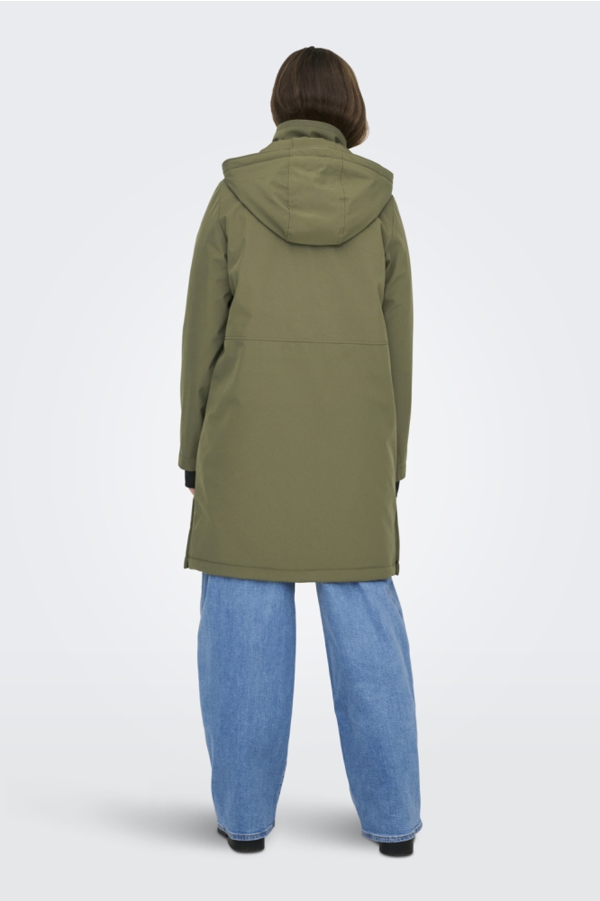 Only groene dames jas | Model achteraanzicht