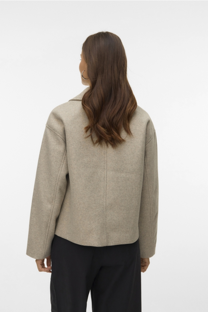 Vero Moda beige dames jas | Model achteraanzicht