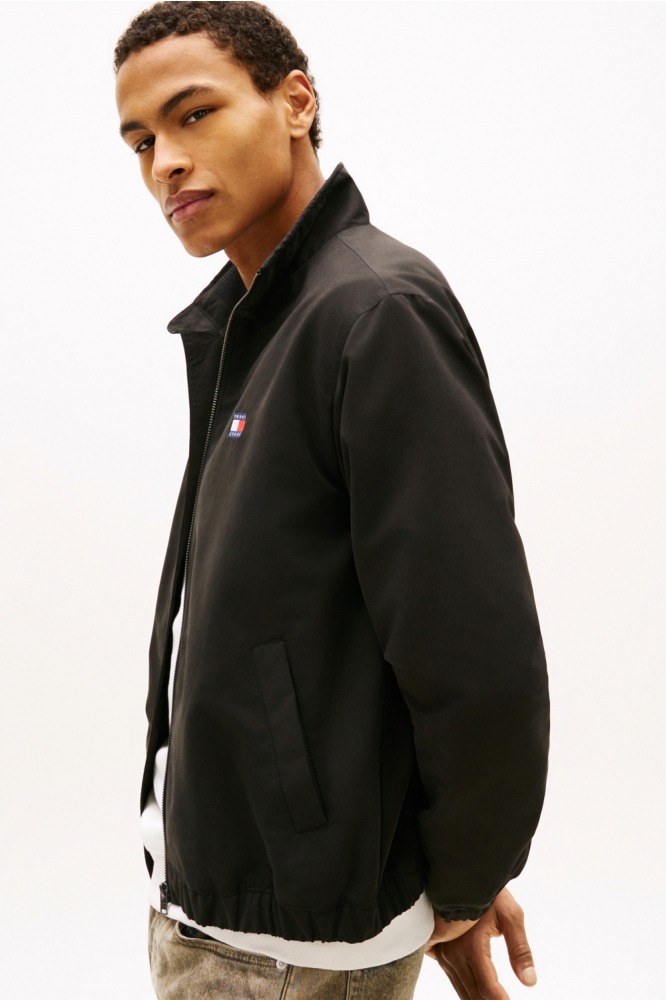 Tommy Jeans zwarte heren jas | Model zijaanzicht