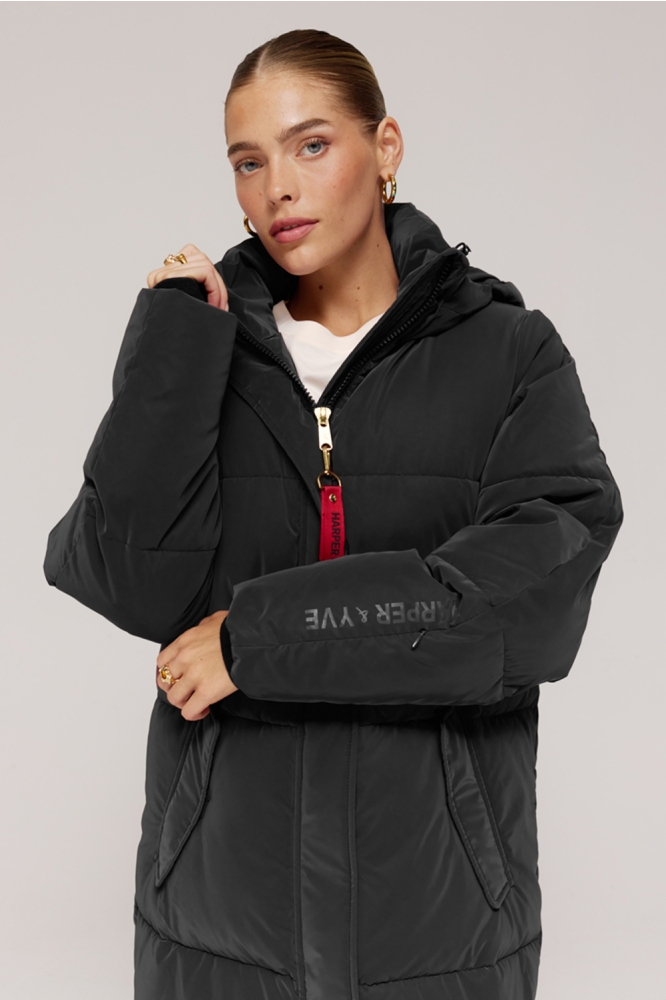 Harper & Yve zwarte dames jas | Model vooraanzicht