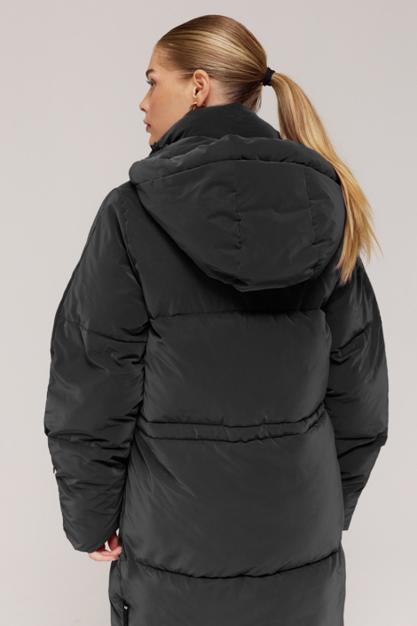 Harper & Yve zwarte dames jas | Model achteraanzicht