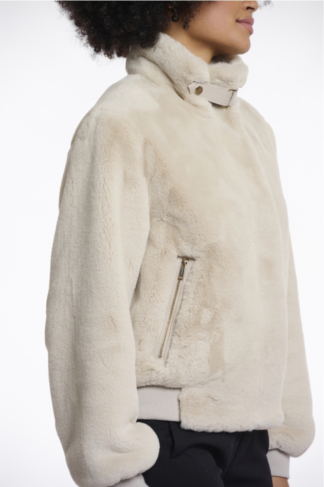 Rino & Pelle beige dames jas | Model zijaanzicht