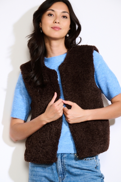 LolaLiza bruine dames gilet | Model vooraanzicht