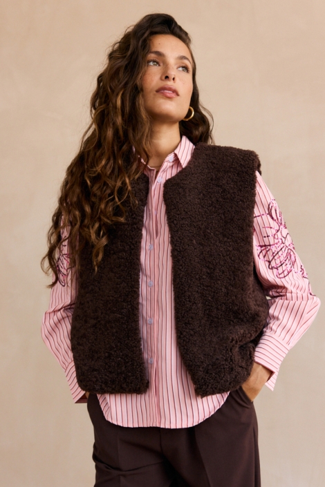 LolaLiza bruine dames gilet | Model vooraanzicht