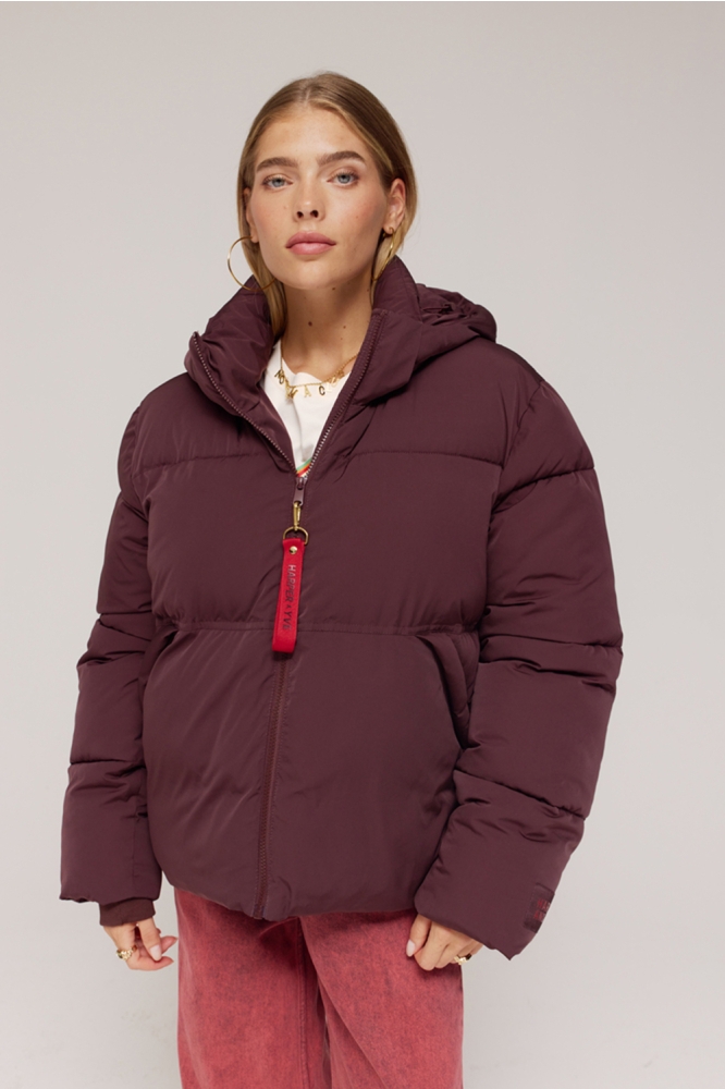 Harper & Yve bruine dames jas | Model vooraanzicht