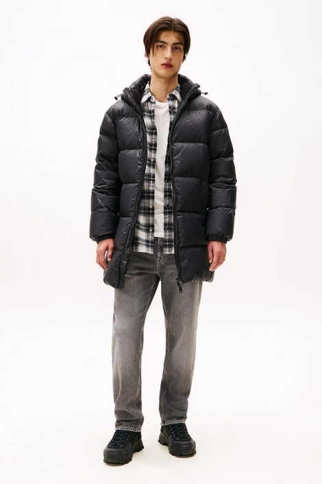 Tommy Jeans zwarte heren jas | Model