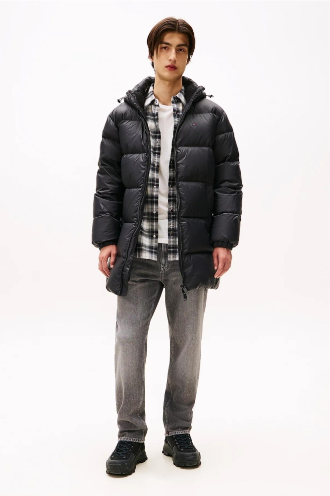 Tommy Jeans zwarte heren jas | Model