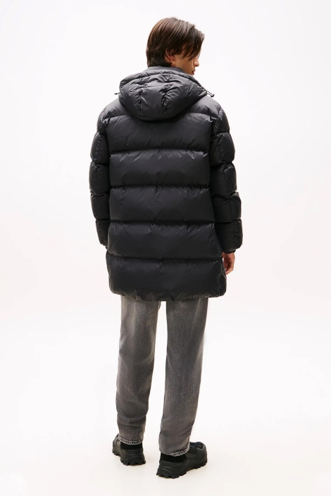 Tommy Jeans zwarte heren jas | Model