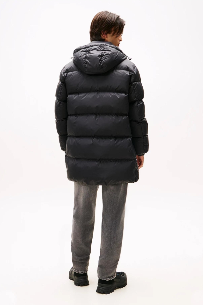 Tommy Jeans zwarte heren jas | Model