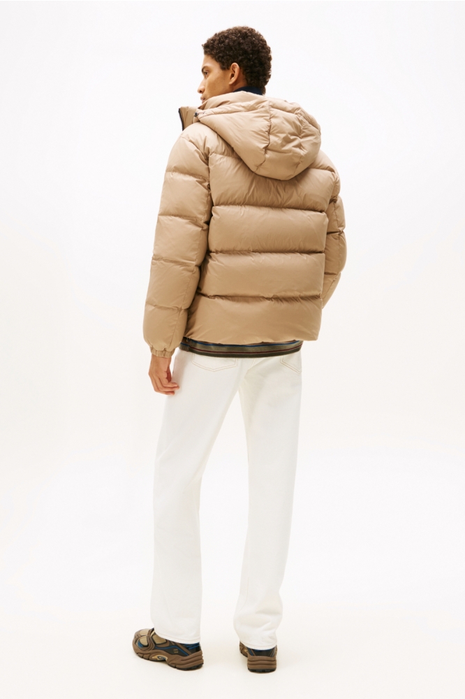 Tommy Jeans taupe heren jas | Model