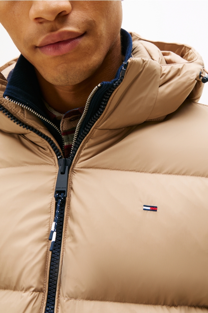 Tommy Jeans taupe heren jas | Close up