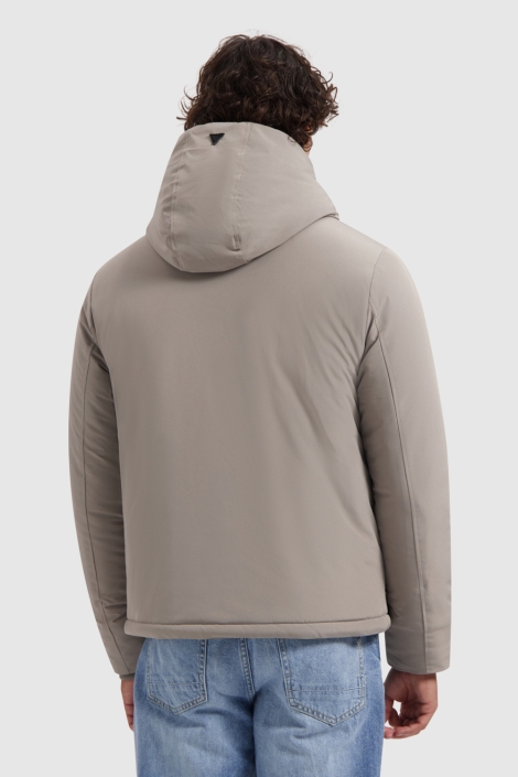 Pure Path grijze heren jas | Model achteraanzicht