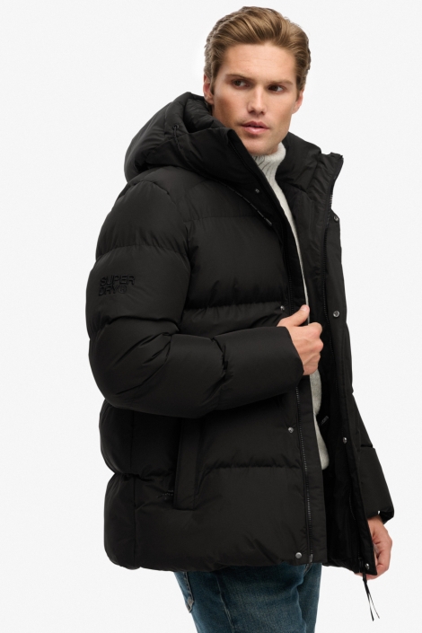 Superdry zwarte heren jas | Model zijaanzicht