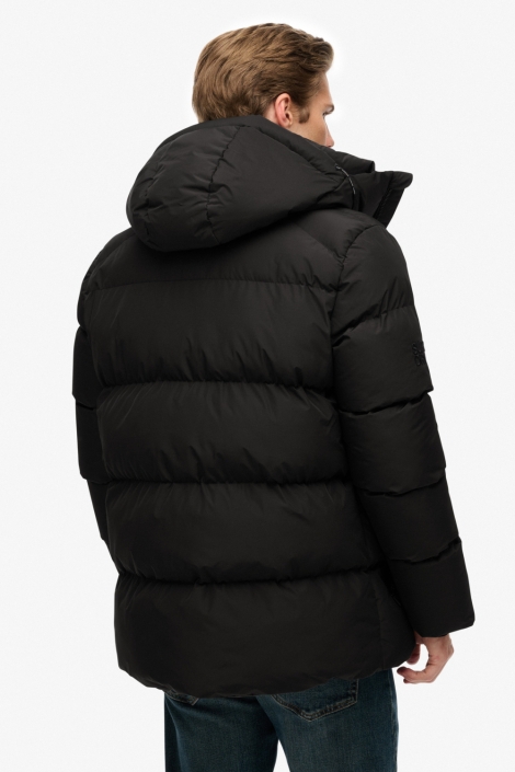 Superdry zwarte heren jas | Model achteraanzicht