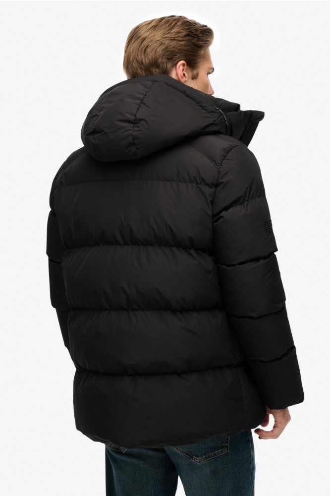 Superdry zwarte heren jas | Model achteraanzicht