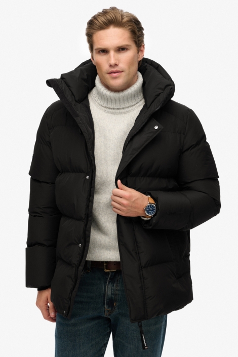 Superdry zwarte heren jas | Model vooraanzicht