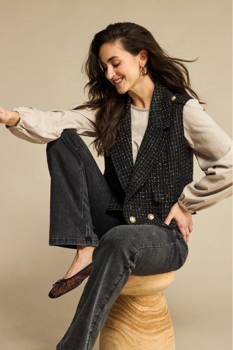 Red Button zwarte dames gilet | Model vooraanzicht
