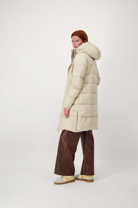 Zusss beige dames jas | Model achteraanzicht