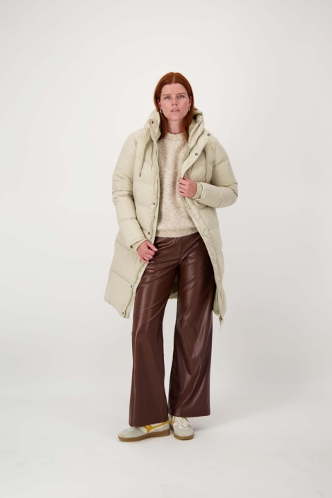 Zusss beige dames jas | Model vooraanzicht