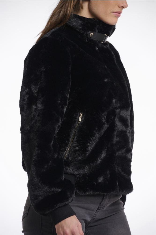 Rino & Pelle zwarte dames jas | Model zijaanzicht