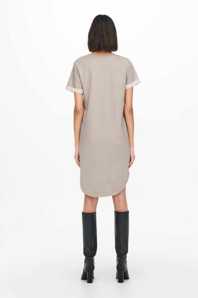 Jacqueline de Yong beige dames jurk | Model achteraanzicht