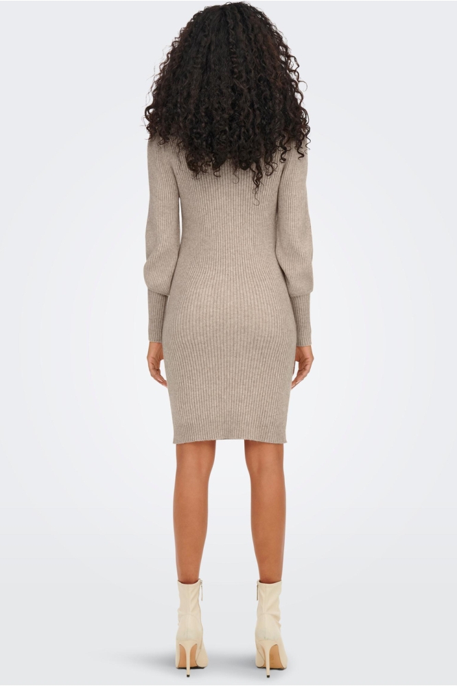 Only beige dames jurk | Model achteraanzicht