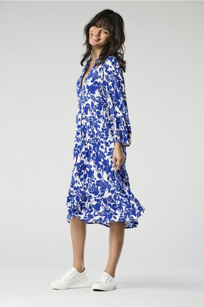 Only blauwe dames jurk | Model vooraanzicht
