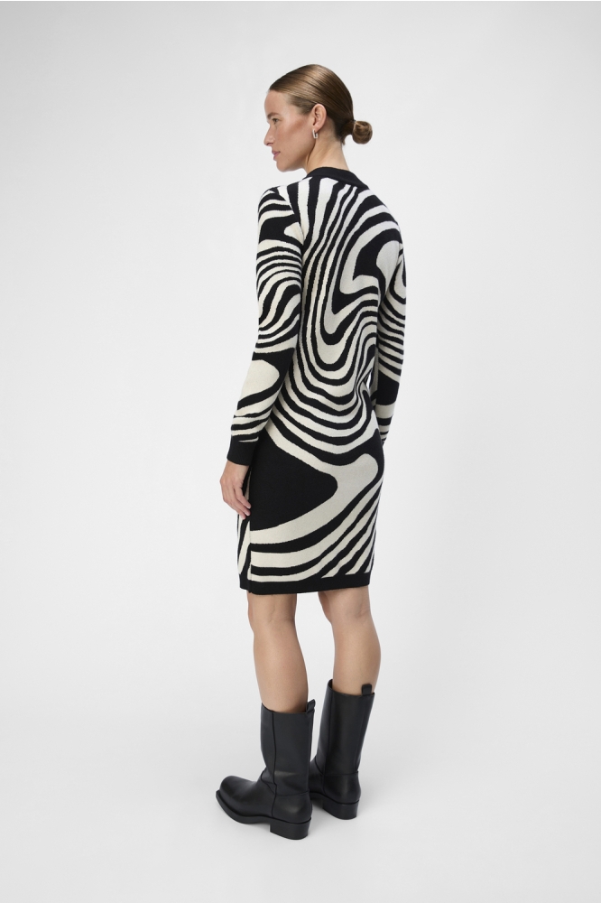 Object zwarte dames jurk | Model zijaanzicht