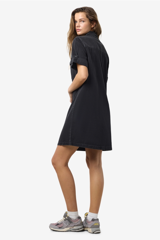 Noisy may zwarte dames jurk | Model zijaanzicht