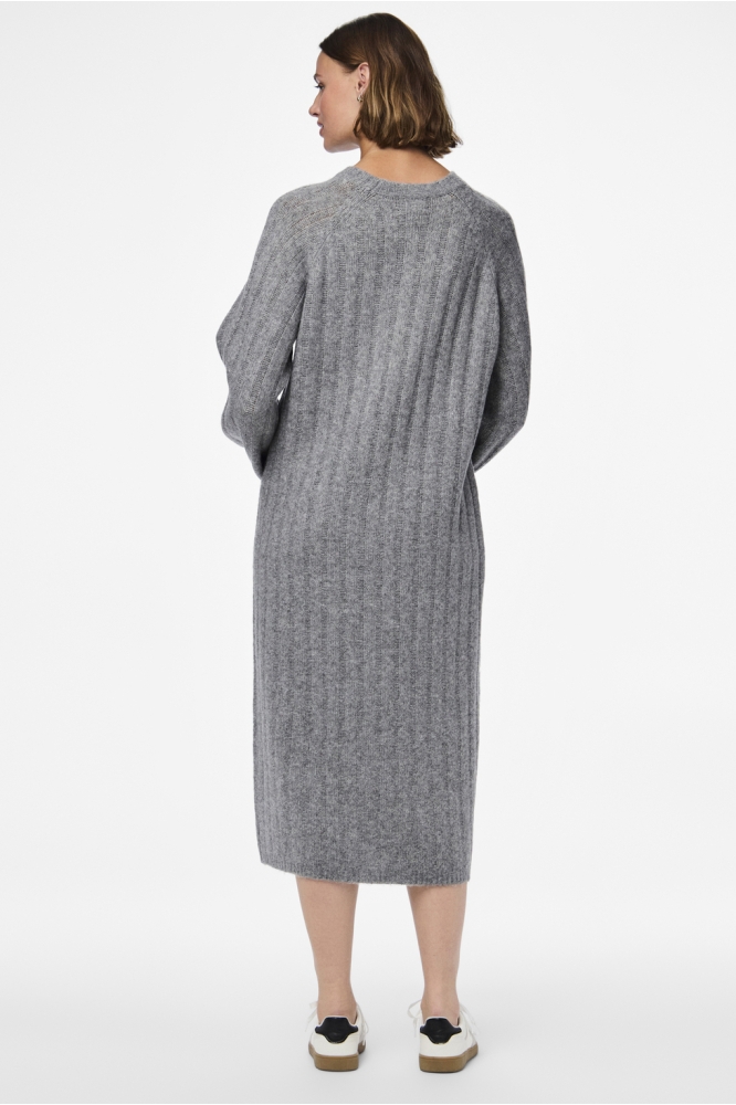 Pieces grijze dames jurk | Model achteraanzicht