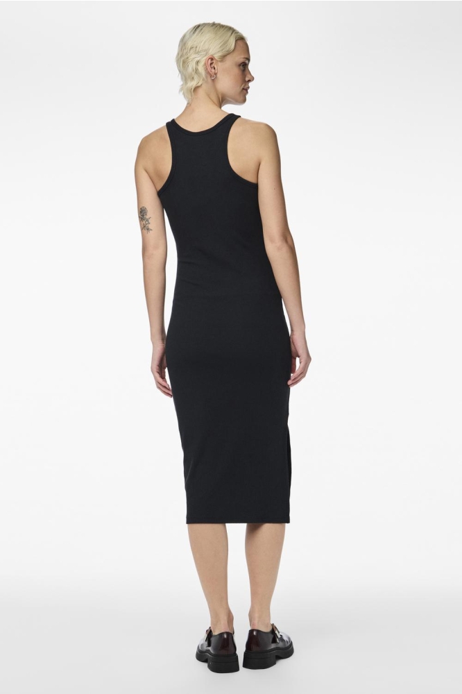 Pieces zwarte dames jurk | Model achteraanzicht