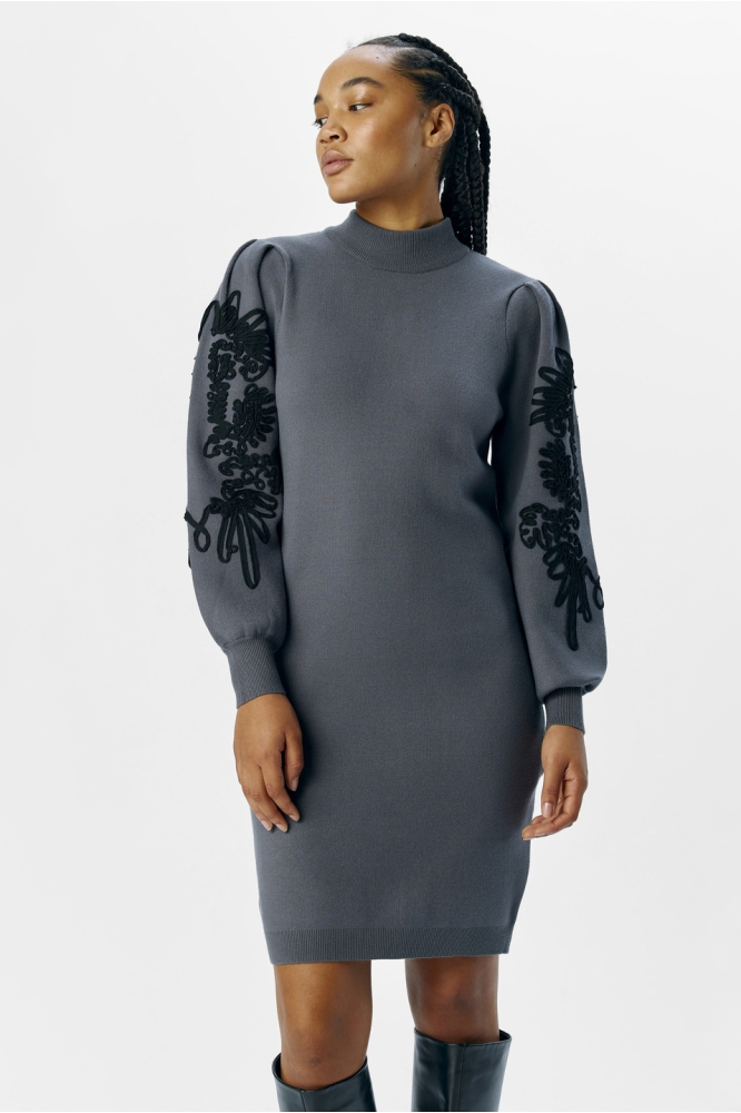 Object grijze dames jurk | Model vooraanzicht