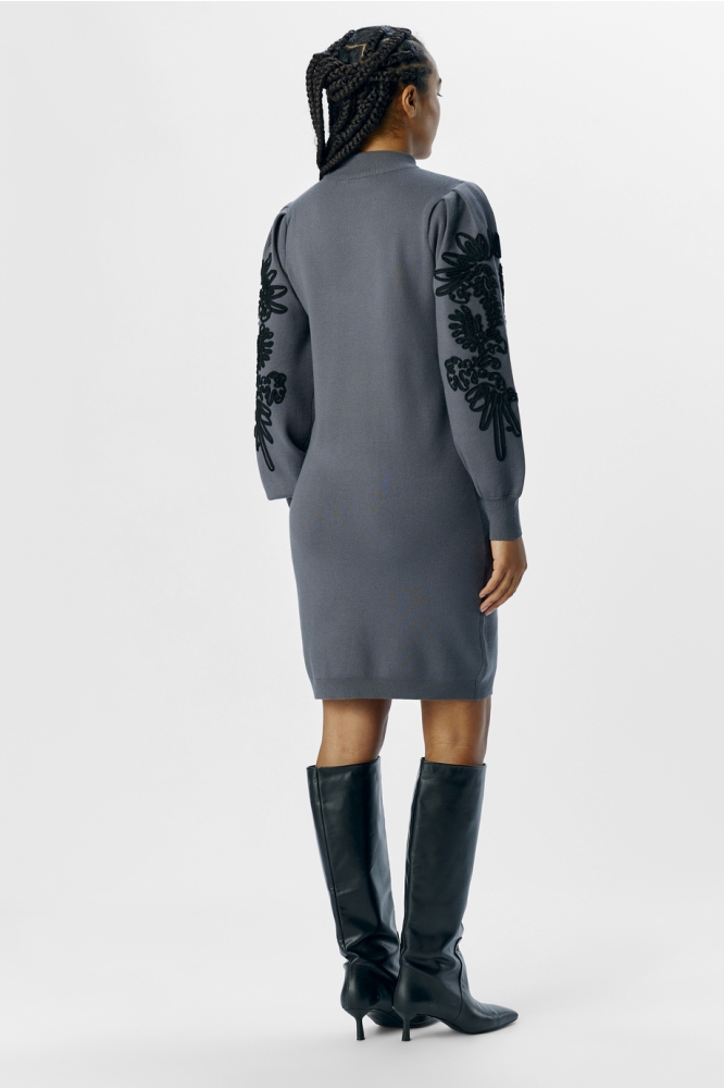 Object grijze dames jurk | Model achteraanzicht