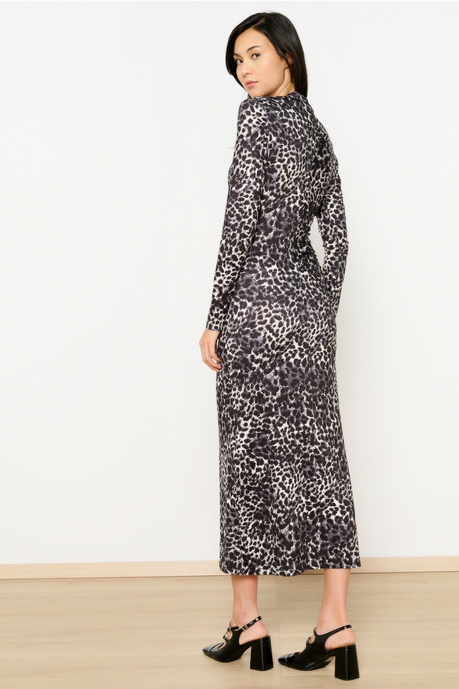 LolaLiza grijze dames jurk | Model achteraanzicht
