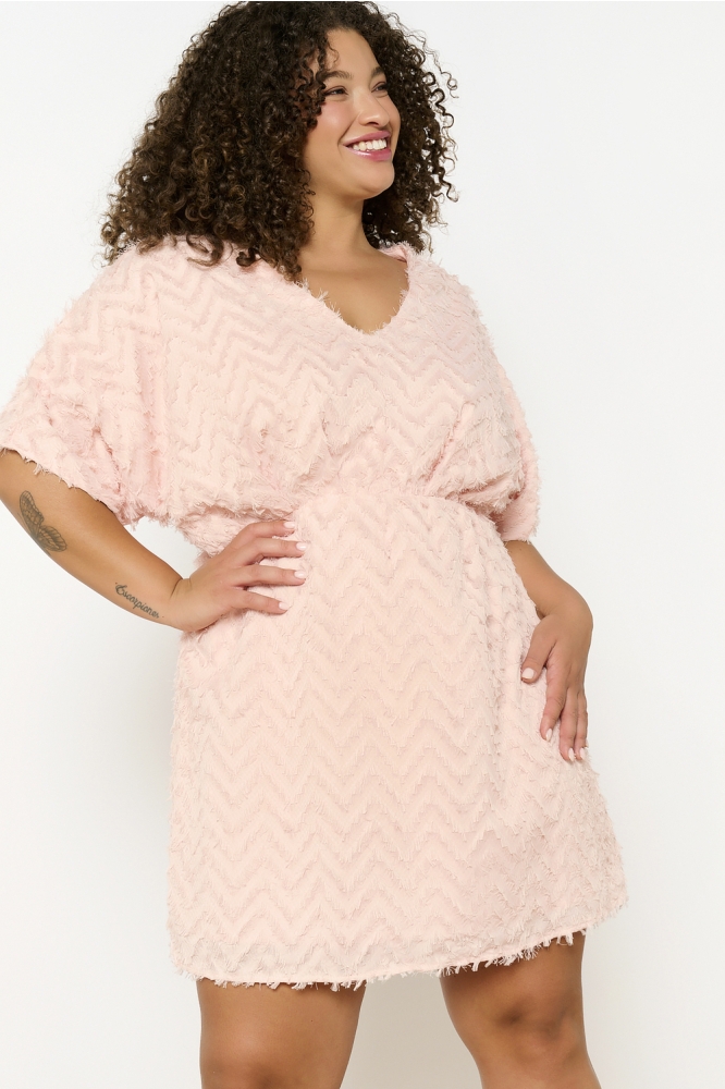 LolaLiza roze dames jurk | Model vooraanzicht