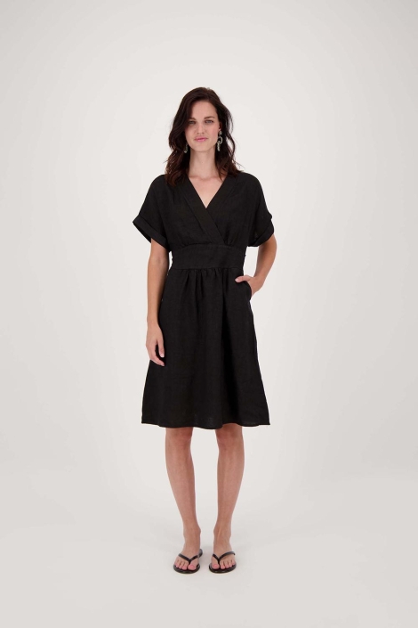 Zusss zwarte dames jurk | Model vooraanzicht