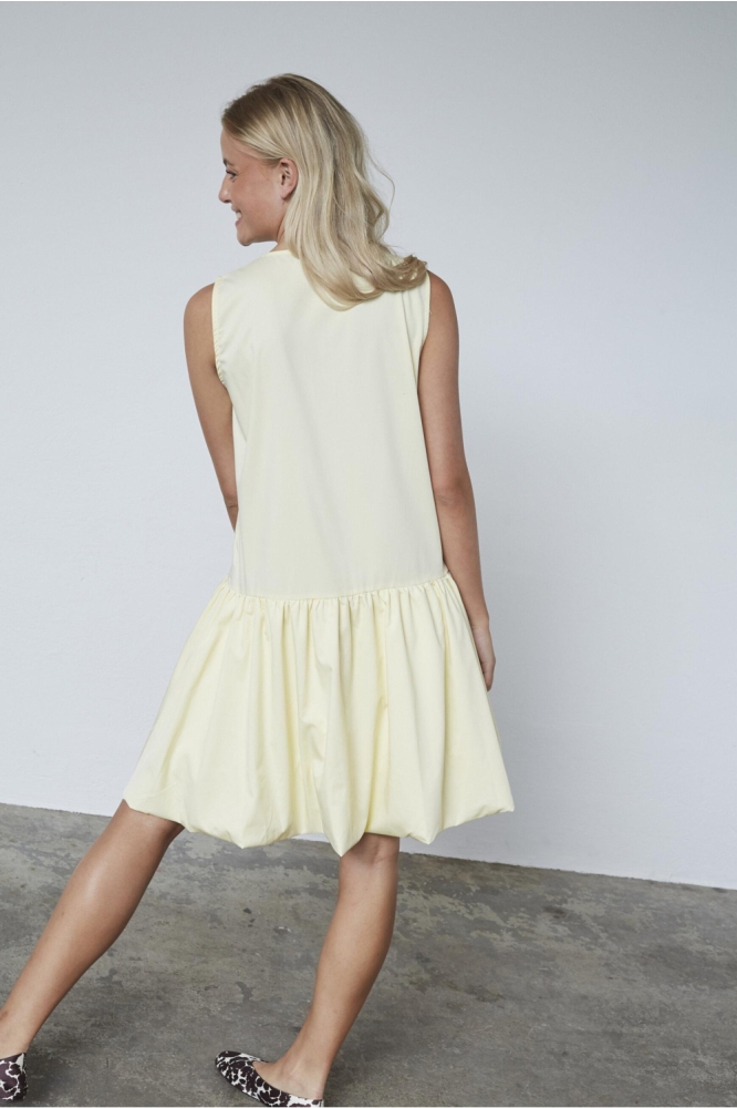SisterS point gele dames jurk | Model achteraanzicht