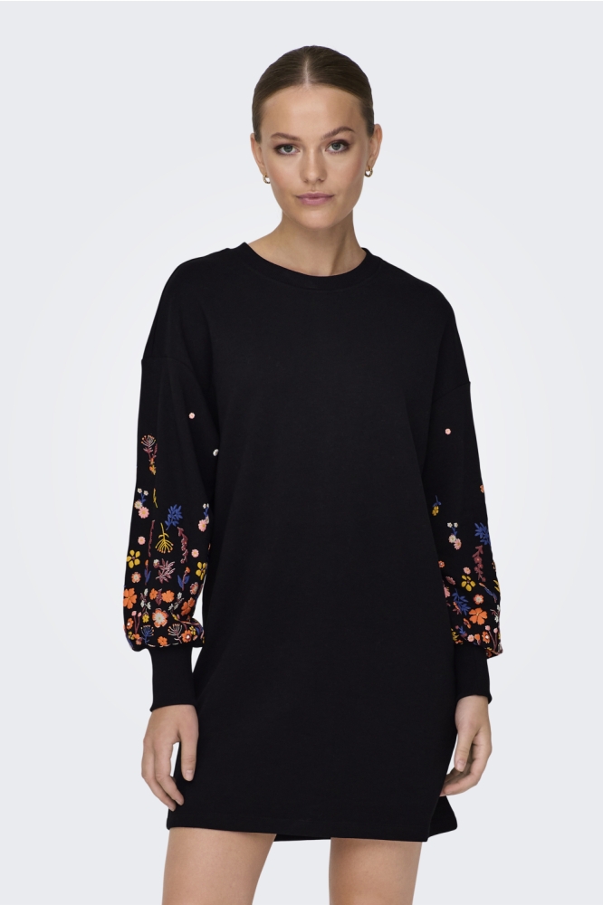Only zwarte dames jurk | Model vooraanzicht